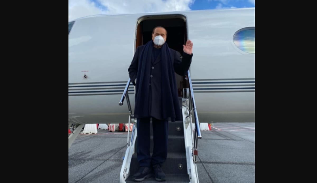 Berlusconi arriva a Roma con il jet privato per andare a parlare con Mario Draghi FOTO