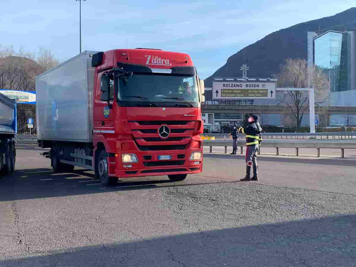Brennero, code di 40 km per i tamponi Covid ai camionisti che vogliono passare il confine con la Austria