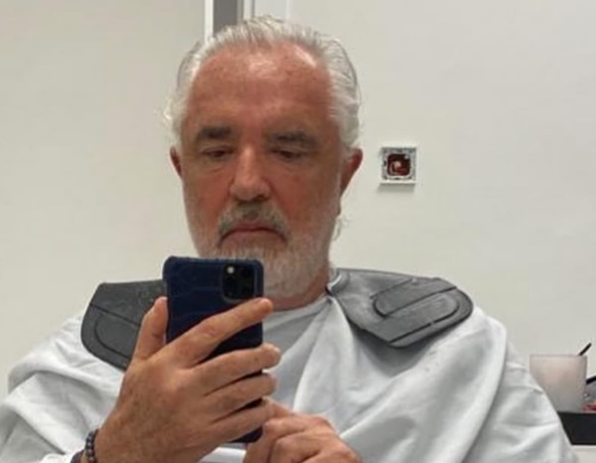 Flavio Briatore e il post pro Mario Draghi: "Un signore con master al Mit, ex Bce, fa consultazioni col bibitaro e il dj"