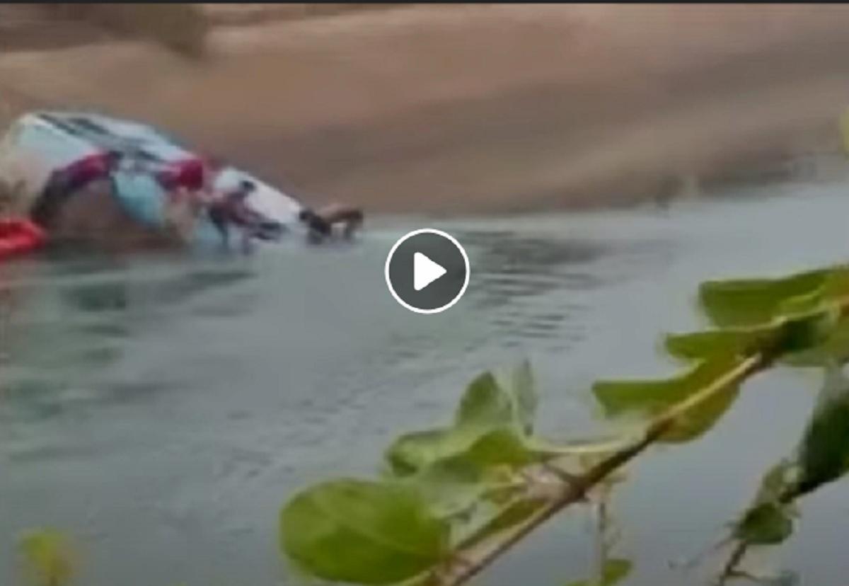 bus precipita nel canale in india