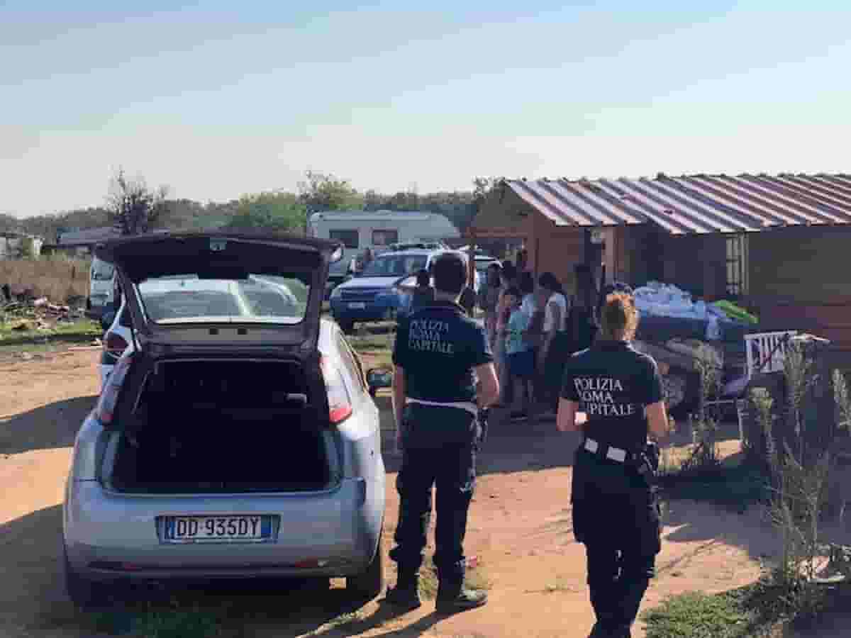 Campo rom di Castel Romano, focolaio Covid a Roma: 48 bambini positivi, un uomo è morto
