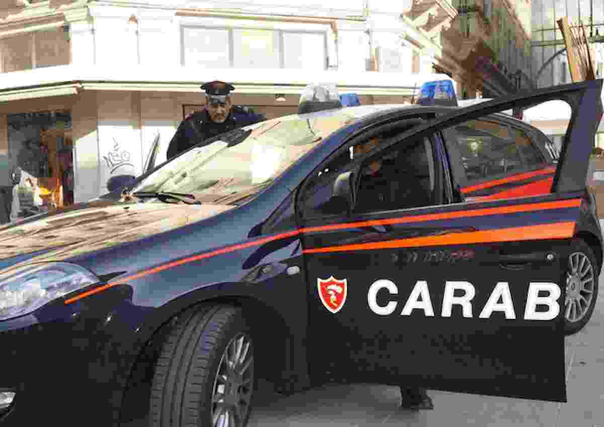 carabinieri arrestano uomo a guidono (foto Ansa)