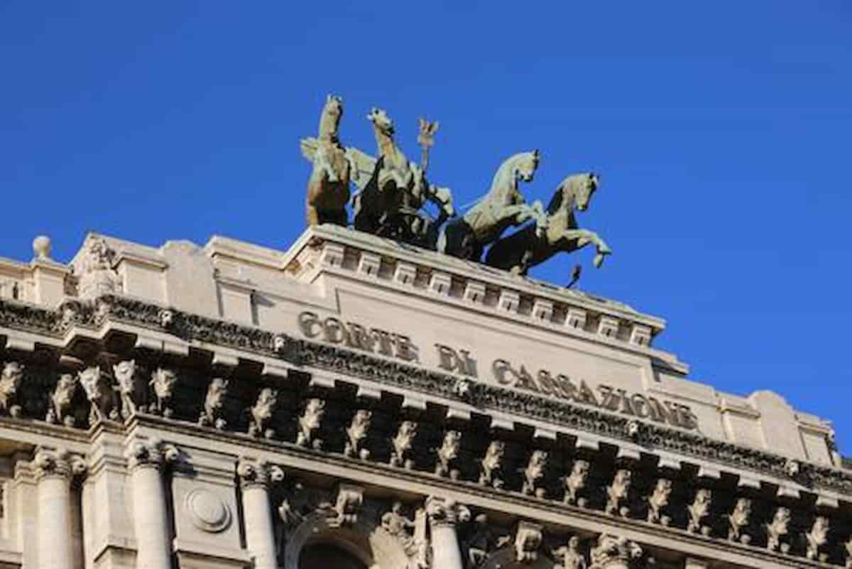 Padre condannato per stalking alla figlia, la Cassazione conferma: troppo assillante, atti persecutori