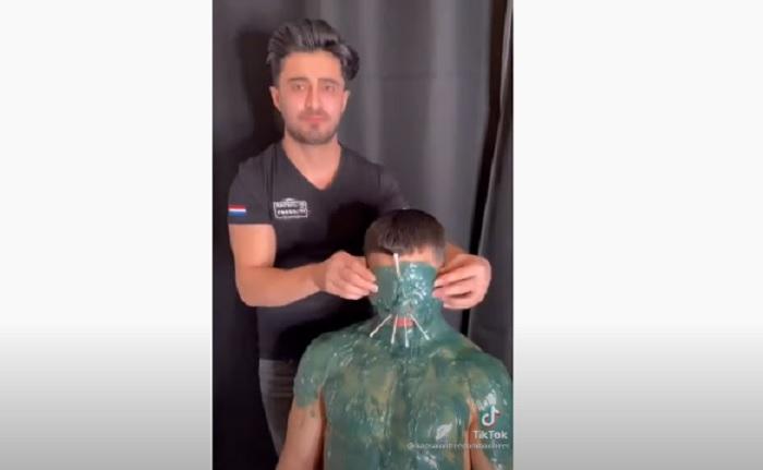 La ceretta facciale del barbiere