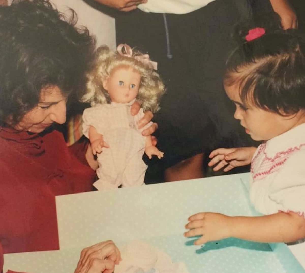 Che Dio ci aiuti in lutto: Simonetta Columbu annuncia la morte della nonna in un post su Instagram