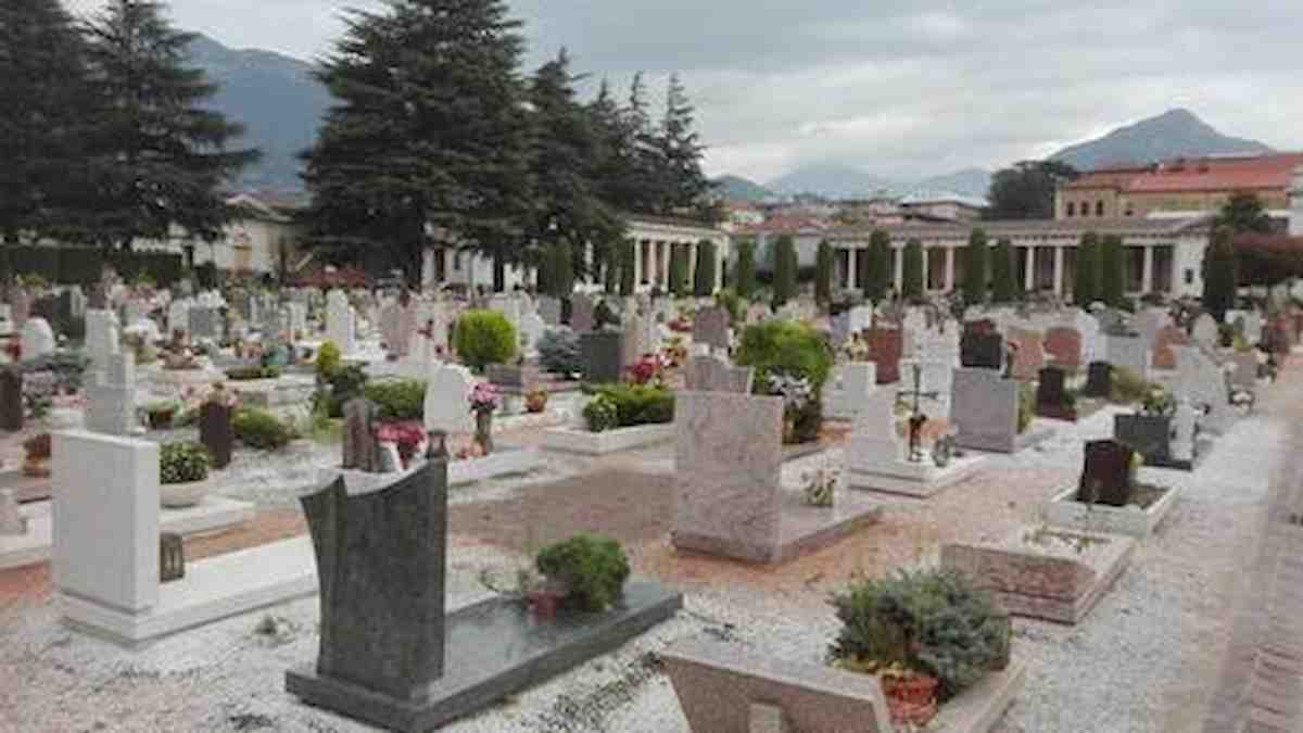 La truffa dei loculi: resti di cadaveri bruciati o gettati nei rifiuti per fare spazio al cimitero