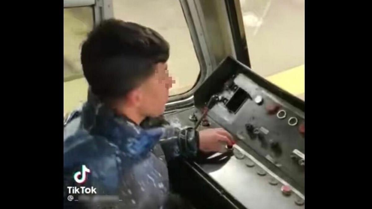Napoli, sale sulla Circumvesuviana ed entra in cabina comandi per fare un video su TikTok: "Si vola"