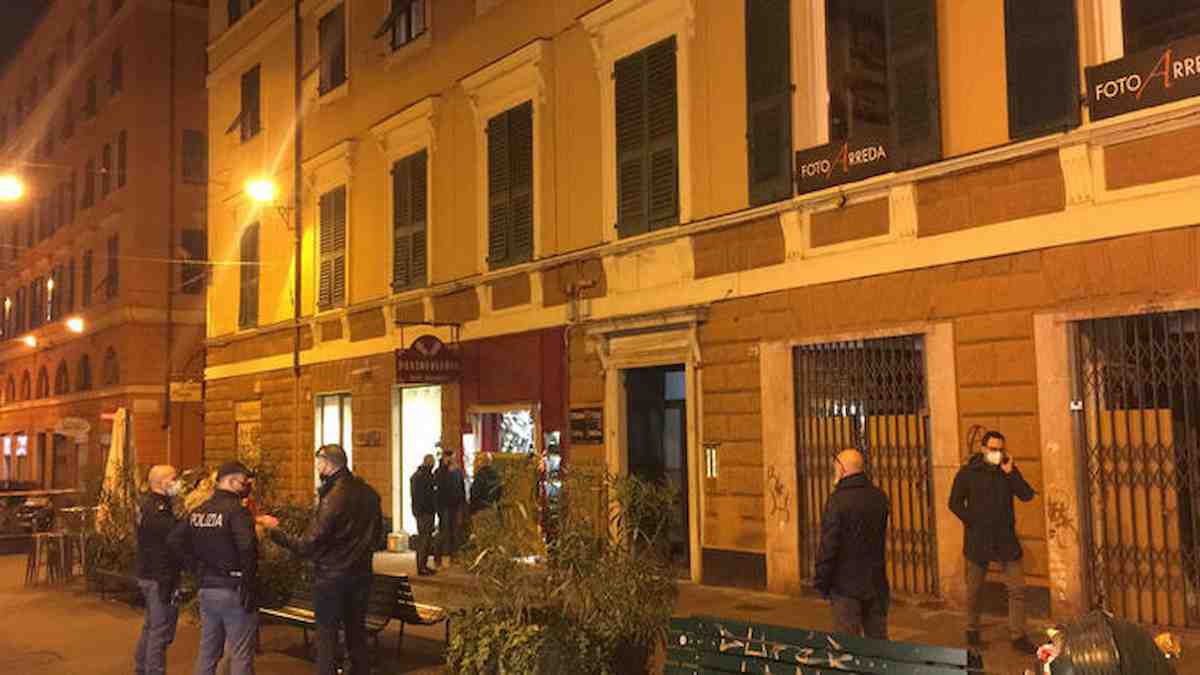 Genova, Clara Ceccarelli uccisa con 30 coltellate nel suo negozio. Fermato l'ex mentre tentava il suicidio