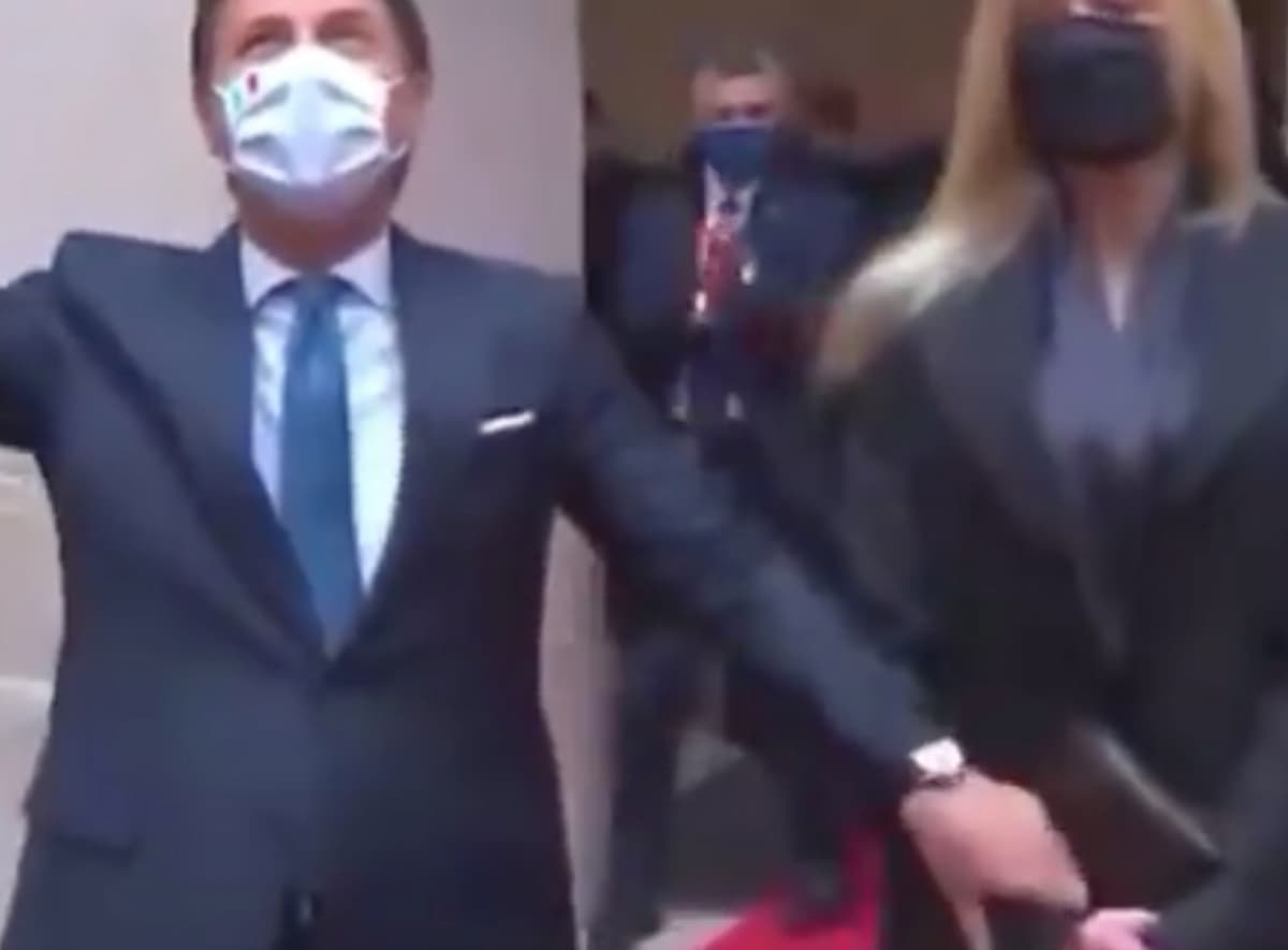 Olivia Paladino nega la mano a Conte di fronte agli applausi a Palazzo Chigi, come Melania Trump? VIDEO