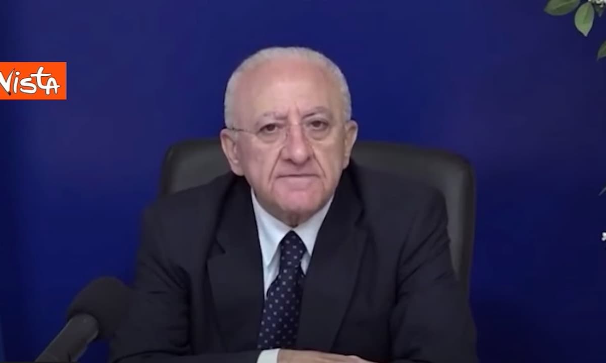 Vincenzo De Luca ironizza sul tavolino di Conte: "Mancava solo il barbecue" VIDEO