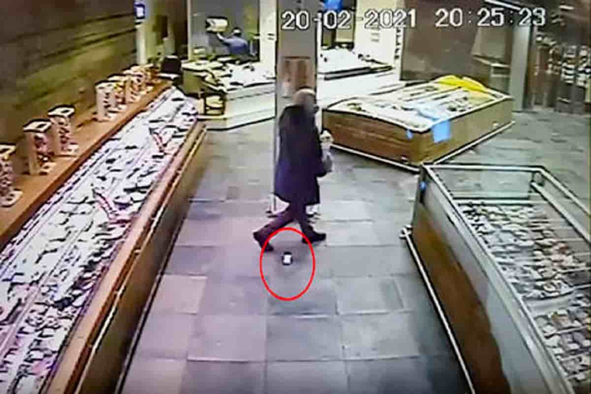 Napoli, che fine ha fatto l'uomo che ha perso 50mila euro di diamanti nel supermercato