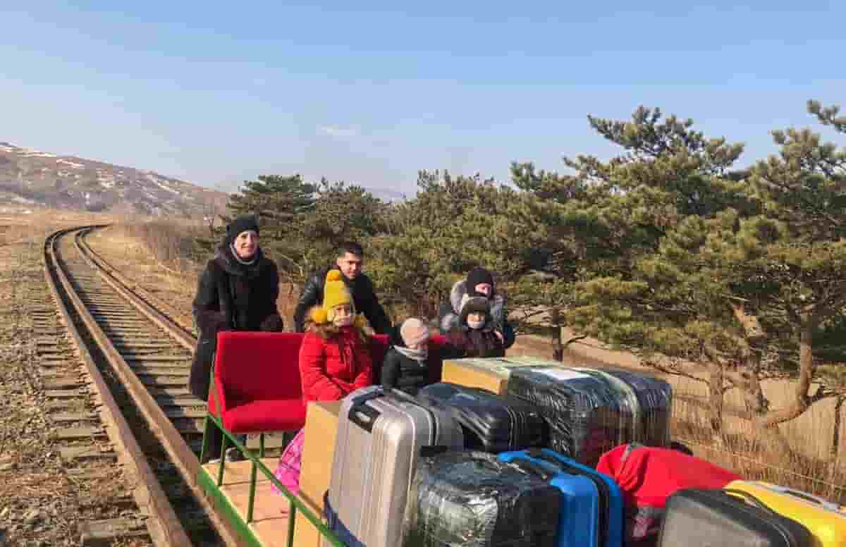 Diplomatici russi, via dalla Corea del Nord a bordo di un carrello ferroviario spinto a mano VIDEO