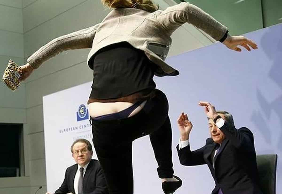 Mario Draghi ricoperto di coriandoli da ex Femen nel 2015. "No alla dittatura fallocratica della Bce" VIDEO