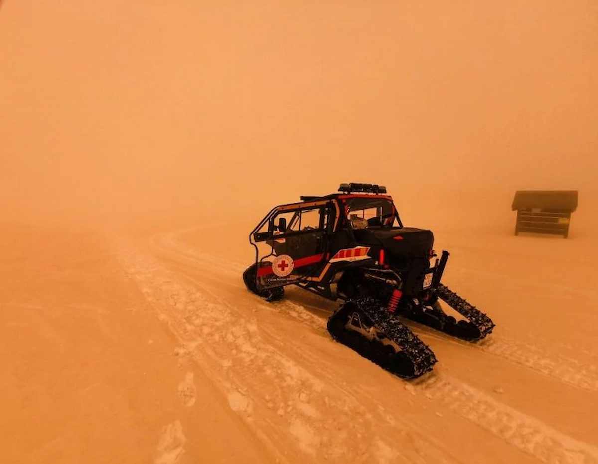 Neve rossa sulle Alpi della Val d'Aosta, foto facebook