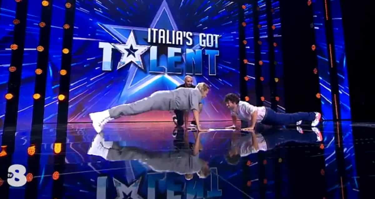 Federica Pellegrini e la gara di flessioni contro Frank Matano a Italia's Got Talent VIDEO