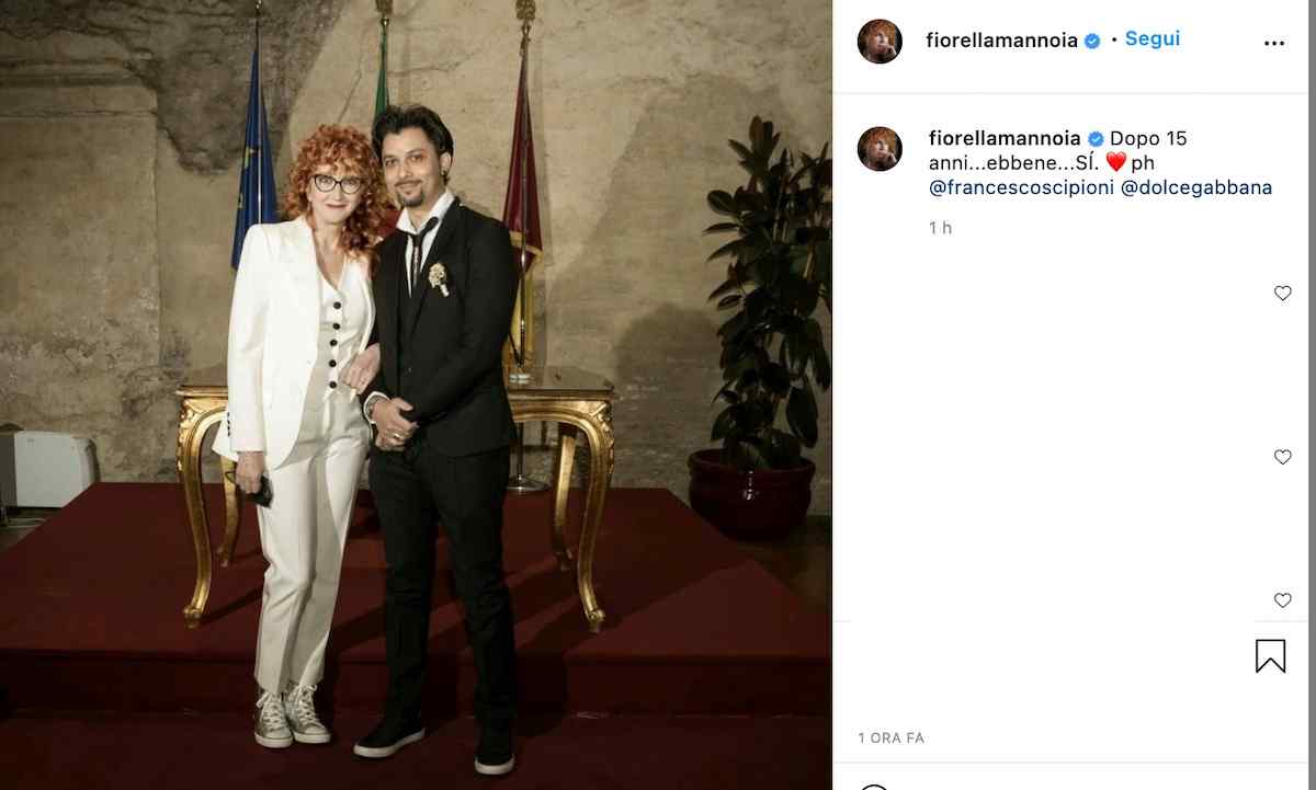 Fiorella Mannoia e Carlo Di Francesco si sono sposati. La cantante in tailleur bianco e sneaker argentate