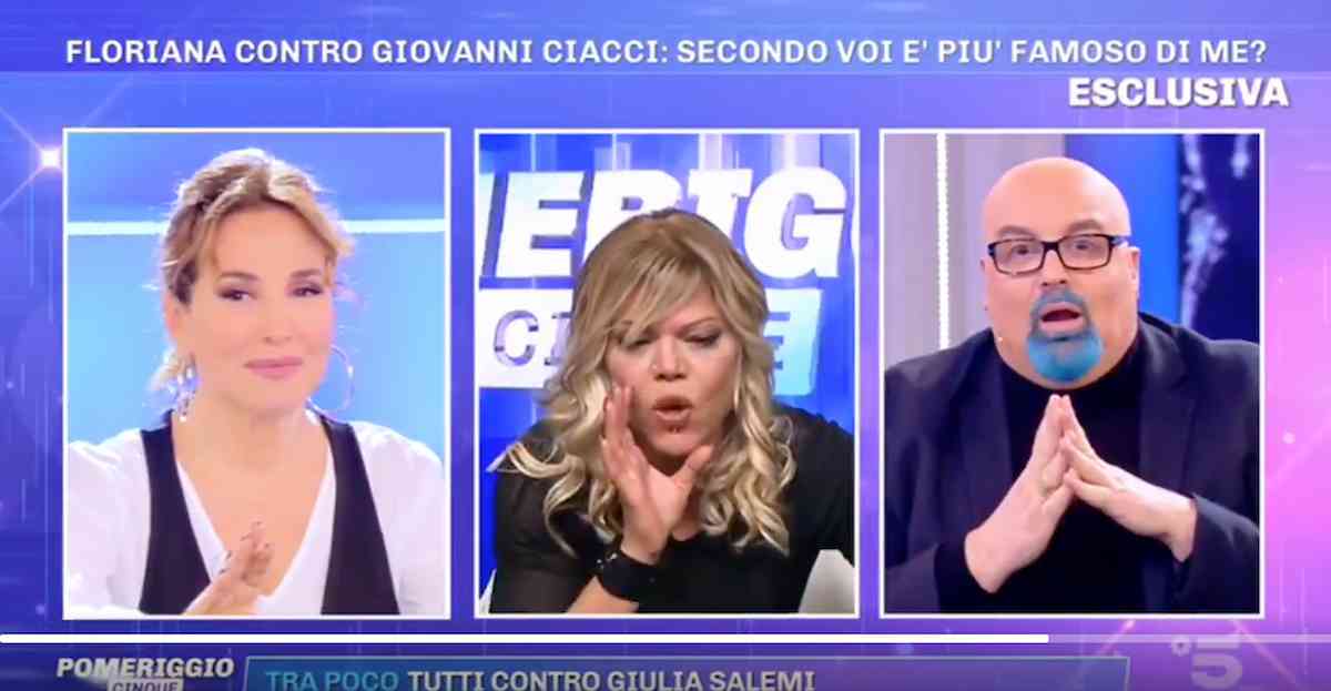Floriana Secondi scatenata a Pomeriggio 5, si alza la maglietta: "So tre mesi che mi alleno per l'Isola e chiamano Ciacci"