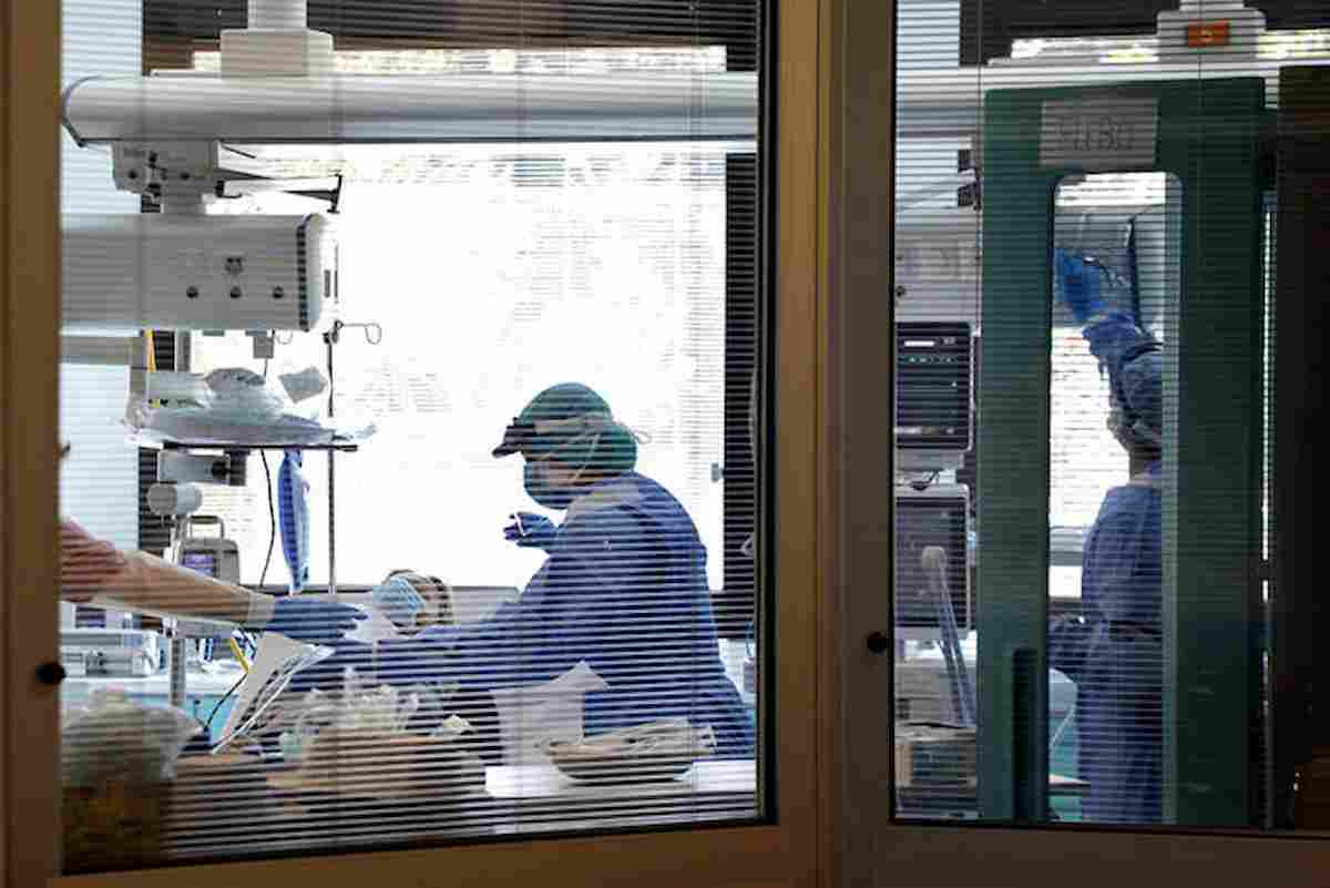 Bologna, focolaio di varianti al Policlinico San'Orsola: 10 contagiati tra operatori e pazienti