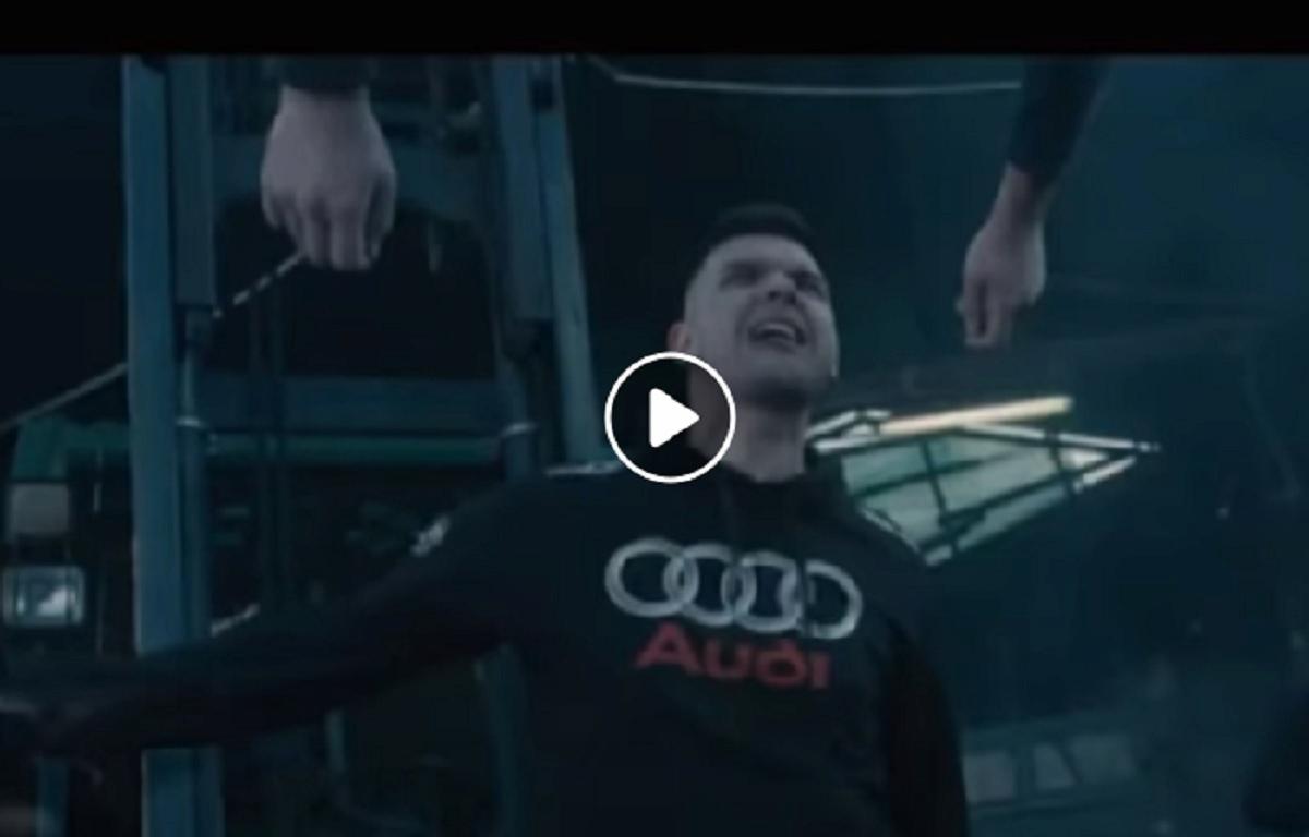 video poliziotto a testa in giu