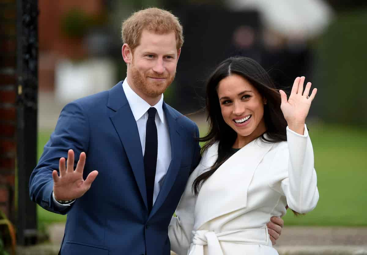 Harry e Meghan Markle, la regina li priva dei titoli. Loro: "Continueremo a servire il Regno"