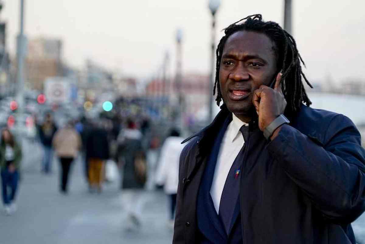 Hilarry Sedu, avvocato di colore ma la giudice non si fida e gli chiede il tesserino: "Mi ha chiesto anche se sono laureato"