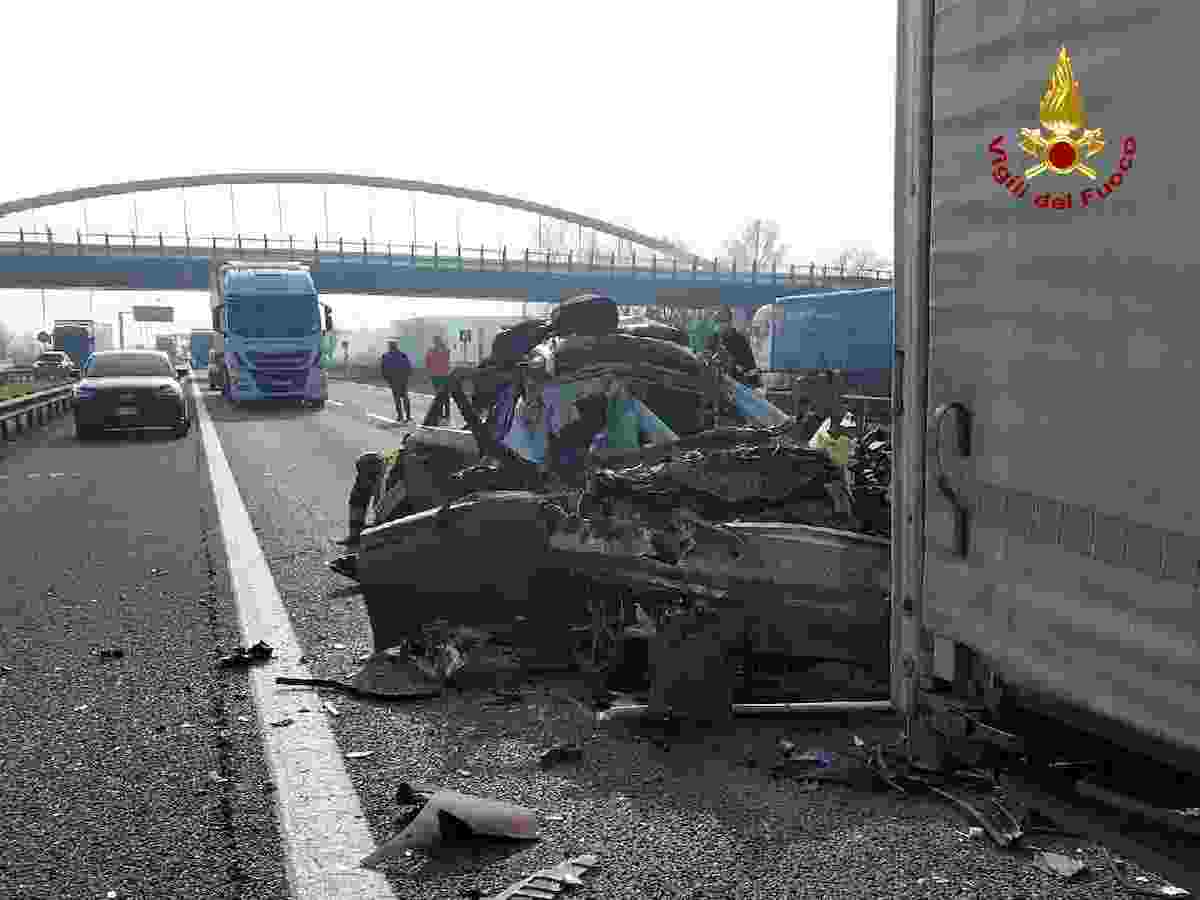 Verona, incidente in A22: auto tampona Tir, un morto. Autostrada chiusa per ore