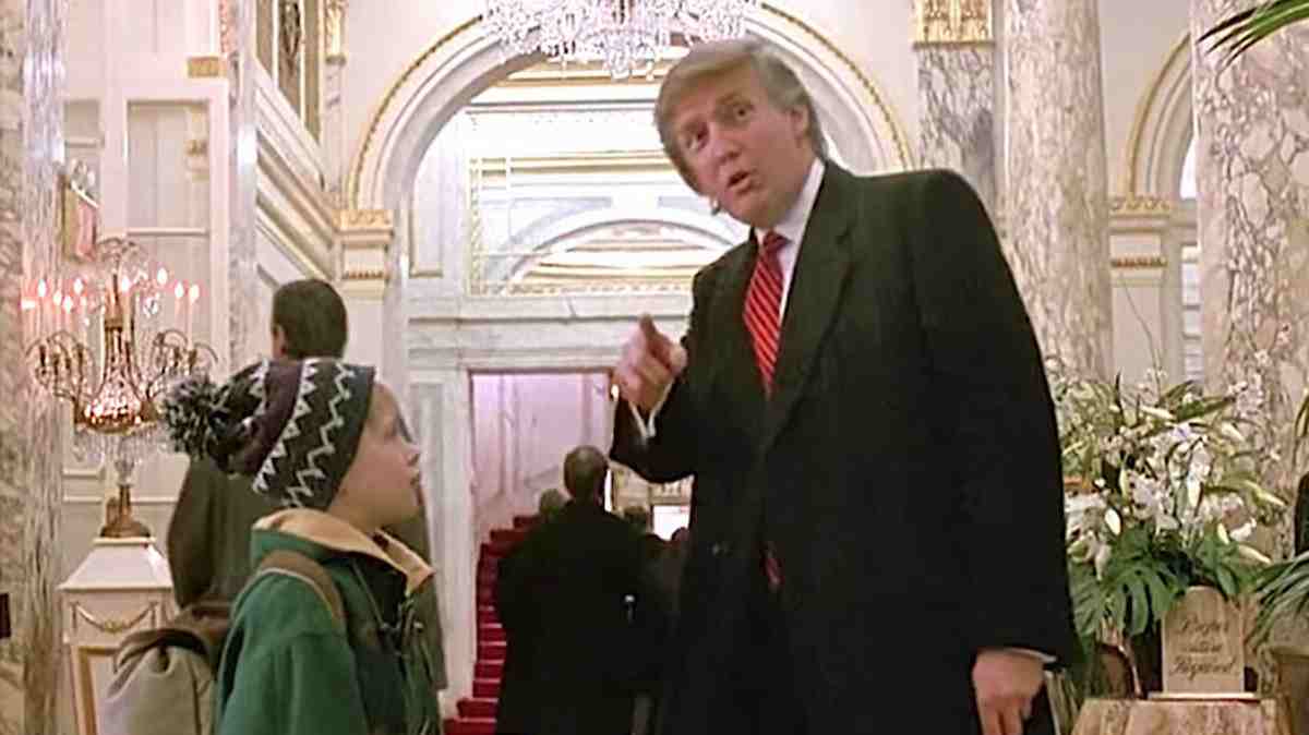 Mamma ho riperso l'aereo: quelli che chiedono la cancellazione del cameo con Donald Trump