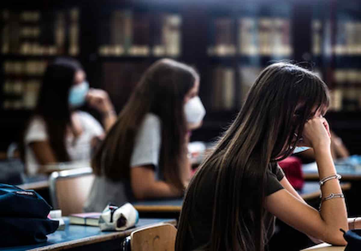 Doppia mascherina a scuola: la circolare dell'Associazione presidi sconcerta gli esperti