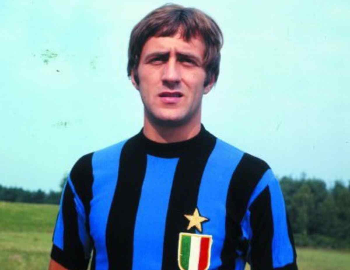 Mauro Bellugi è morto: all'ex calciatore avevano amputato le gambe a causa del Covid