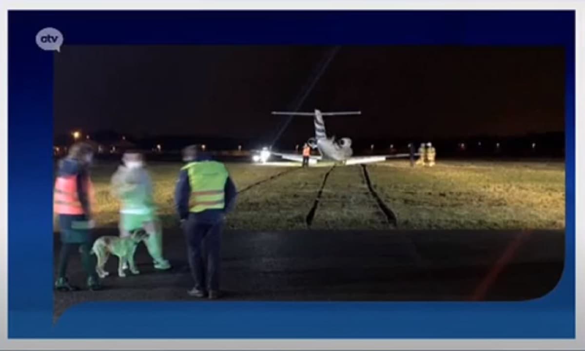 Dries Mertens, aereo fuori pista durante atterraggio: paura per l'attaccante del Napoli VIDEO