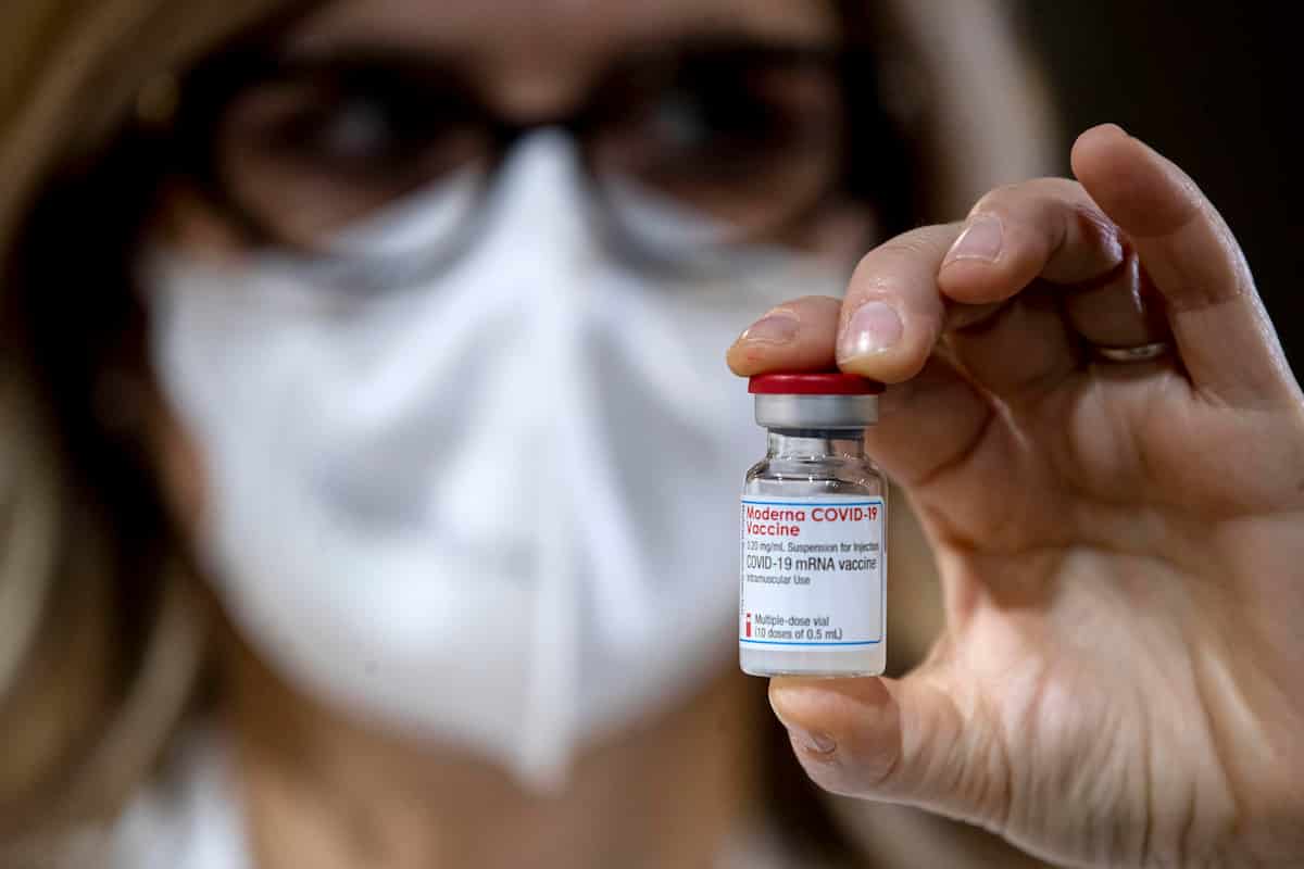 Variante sudafricana, un vaccino specifico per fermarla o una dose in più ad hoc: l'idea di Moderna