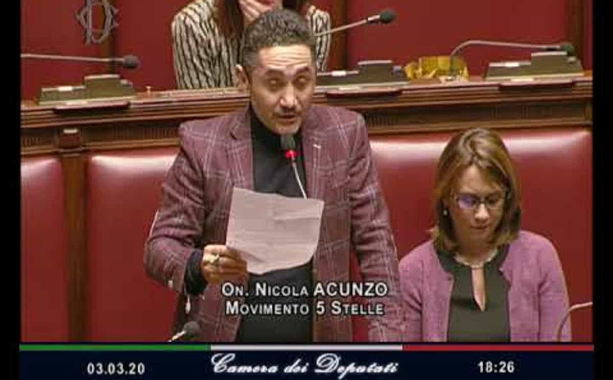 Nicola Acunzo, ex m5S e attore Rai che fa parte della commissione vigilanza Rai: si controlla da solo...