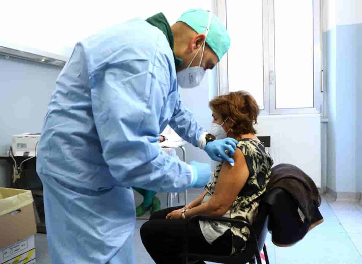 Nuova variante Covid scoperta a Napoli: finora solo 32 casi rilevati in Gran Bretagna, Nigeria, Danimarca e Usa