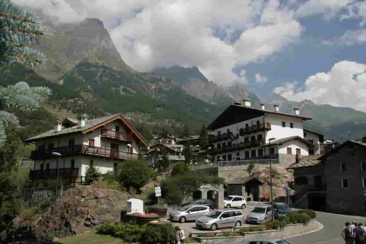 Oyace (Valle d'Aosta), case in vendita a un euro: da Radicondoli a Biccari, le occasioni dei borghi