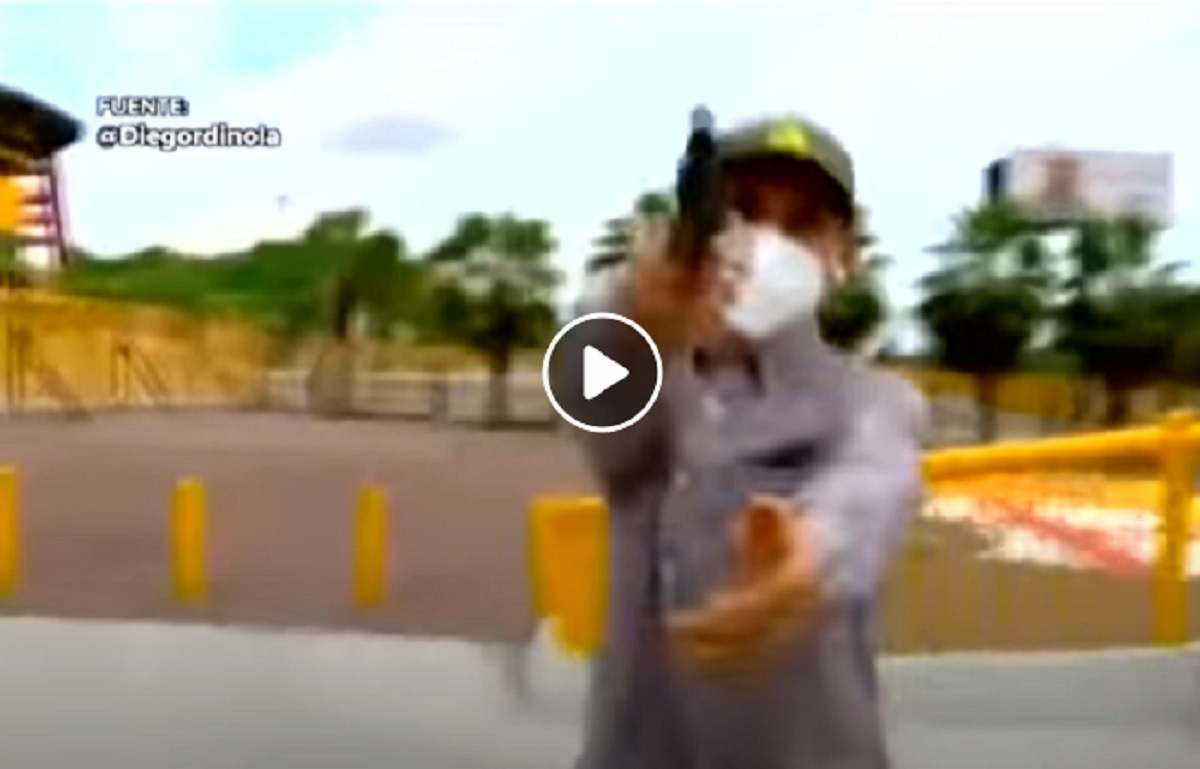 Ecuador, punta la pistola al giornalista