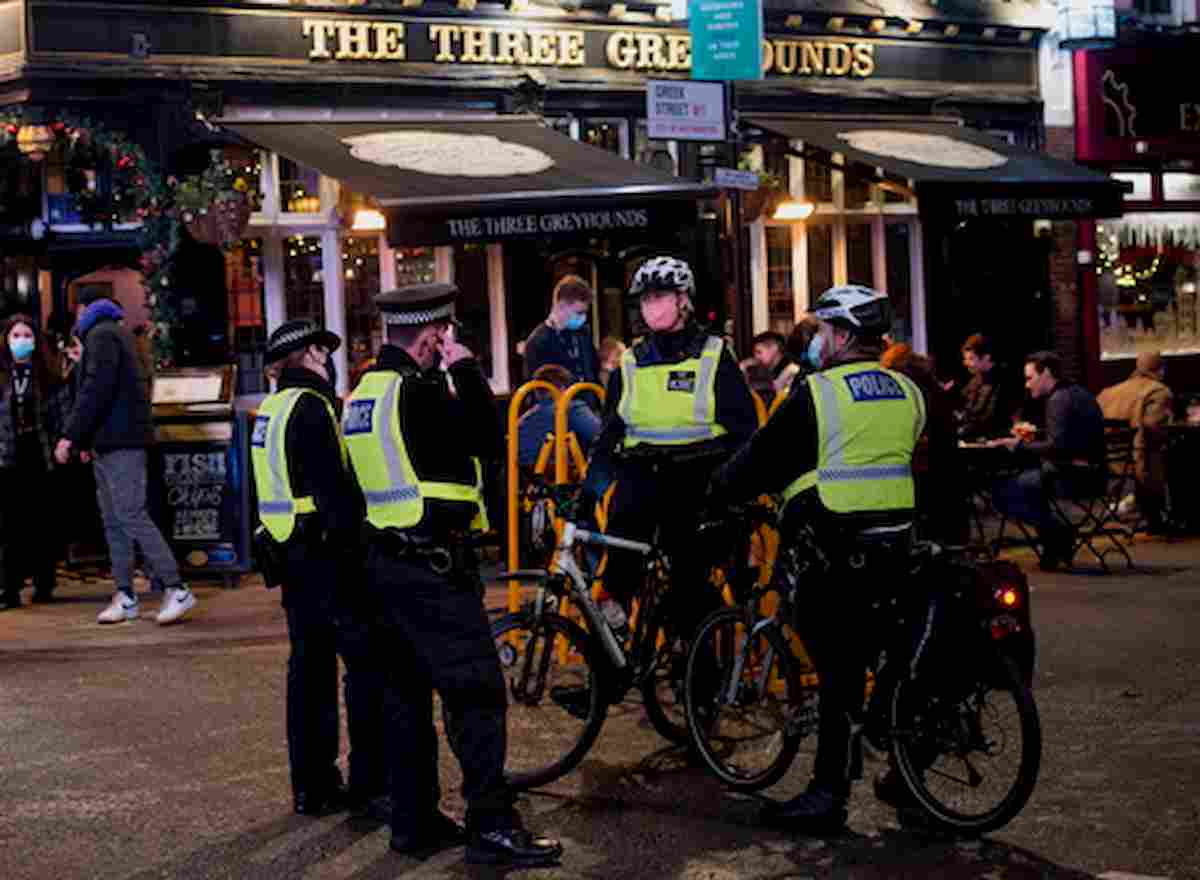 Londra, ispettore di polizia fa causa al governo per discriminazione perché la collega di colore guadagna di più