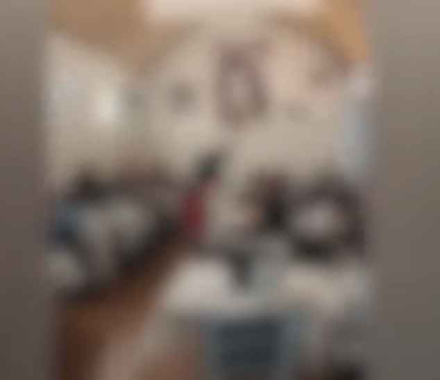 Covid, il ristorante Regina Margherita di Modena riapre anche la sera: clienti senza mascherine e cori VIDEO