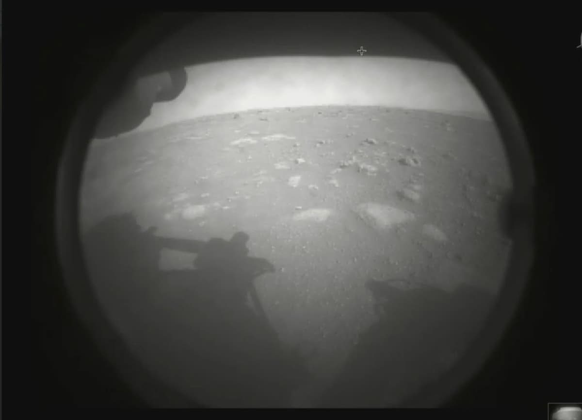 Atterraggio su Marte, la prima foto del rover Perseverance nel bacino del lago in cerca di tracce di vita