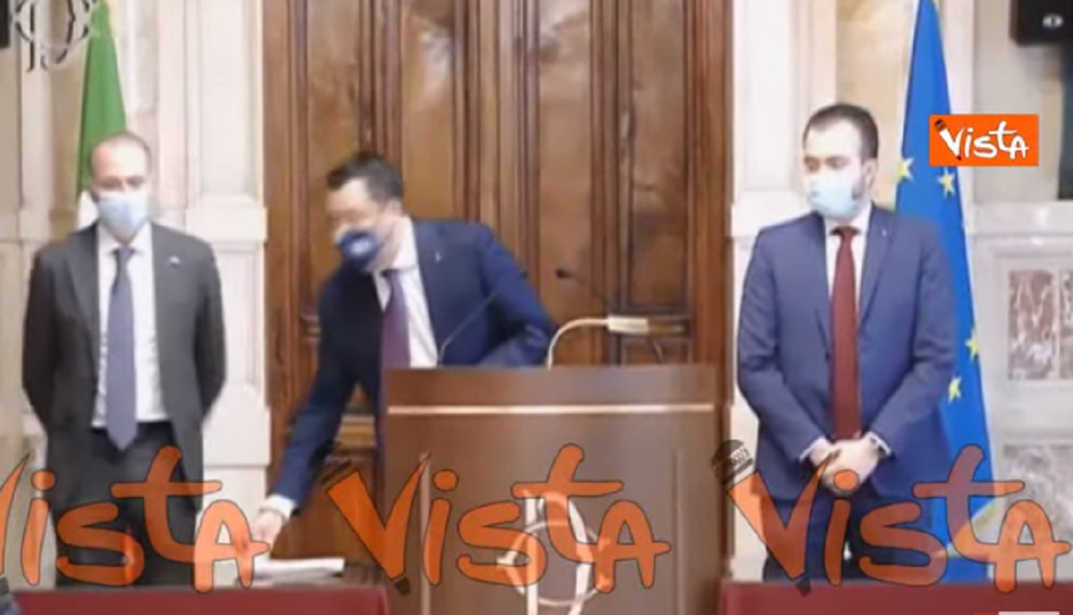 Salvini vede Draghi poi chiede: "Dov'è la mia giacca? Ho il portafoglio dentro..." VIDEO