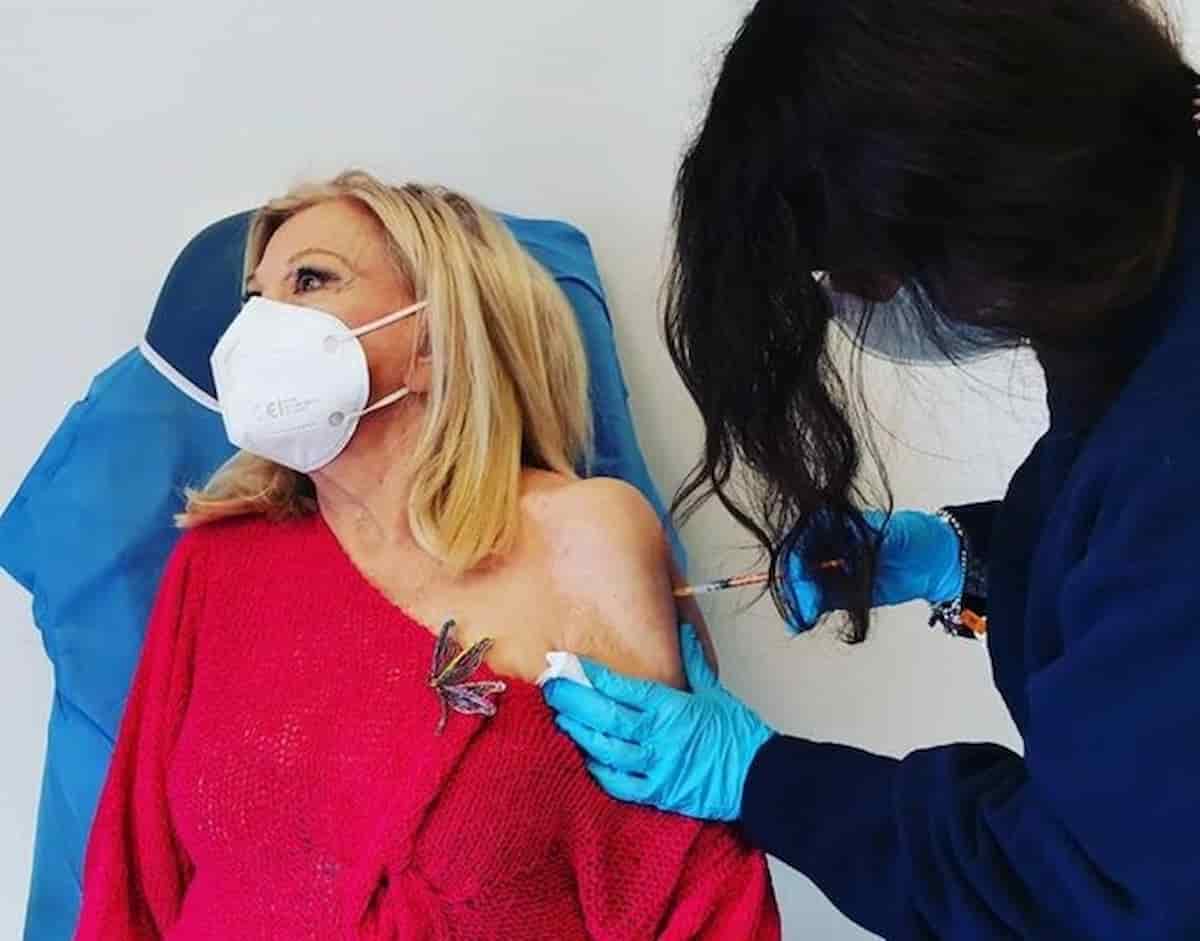 Sandra Milo fa il vaccino, la foto su Instagram: "Ho il terrore gli aghi ma non ho sentito nulla"