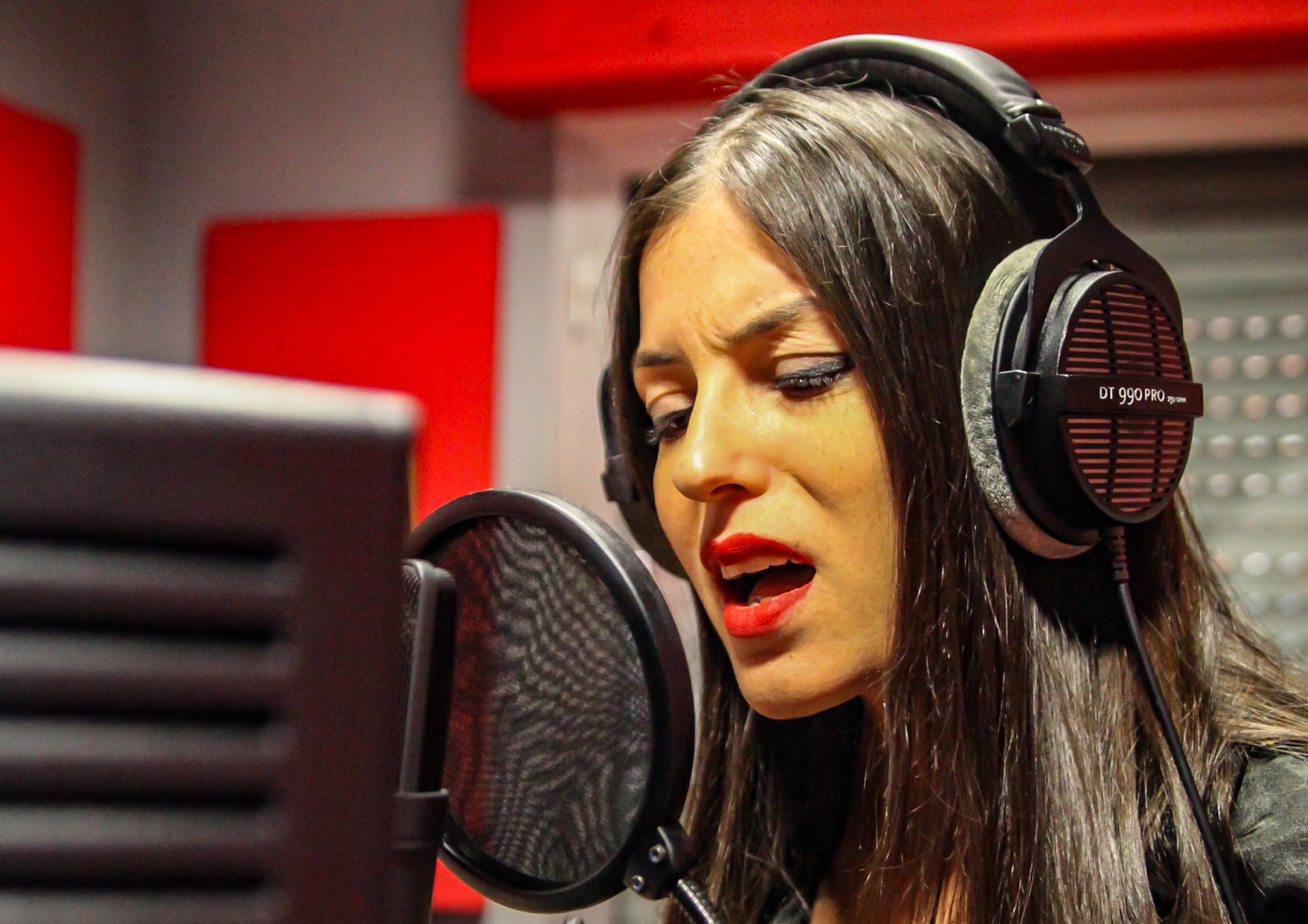 Sara Tommasi canta "Impara ad amarti" per le donne vittime di violenza. E annuncia il suo primo album