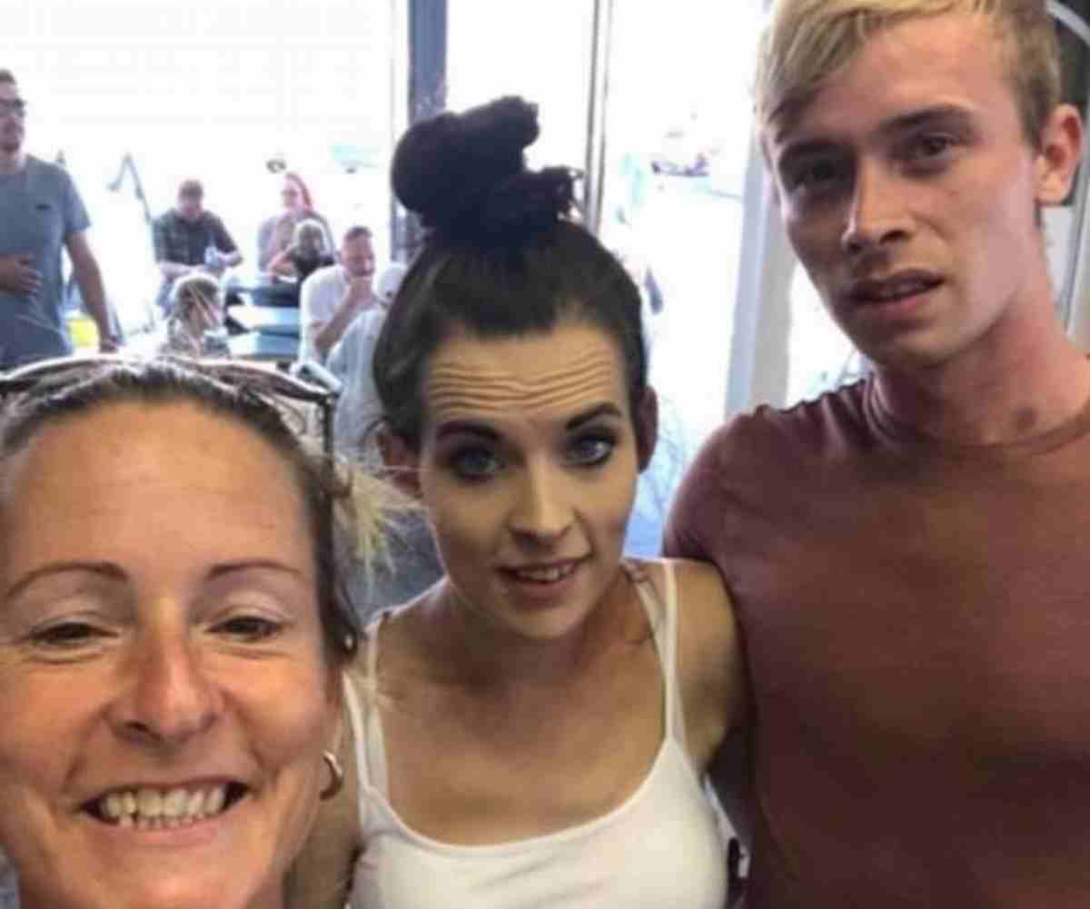 Scappa con la suocera mentre la compagna è in ospedale per partorire il loro secondogenito