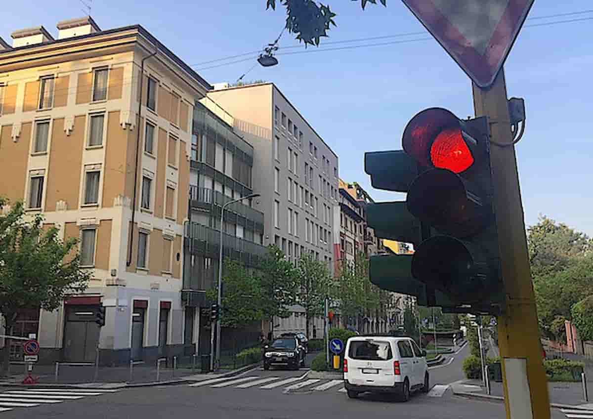 Torino, 16enne alla guida passa con quattro semafori rossi: "Mi ha istigato mia sorella". Multe per 6mila euro