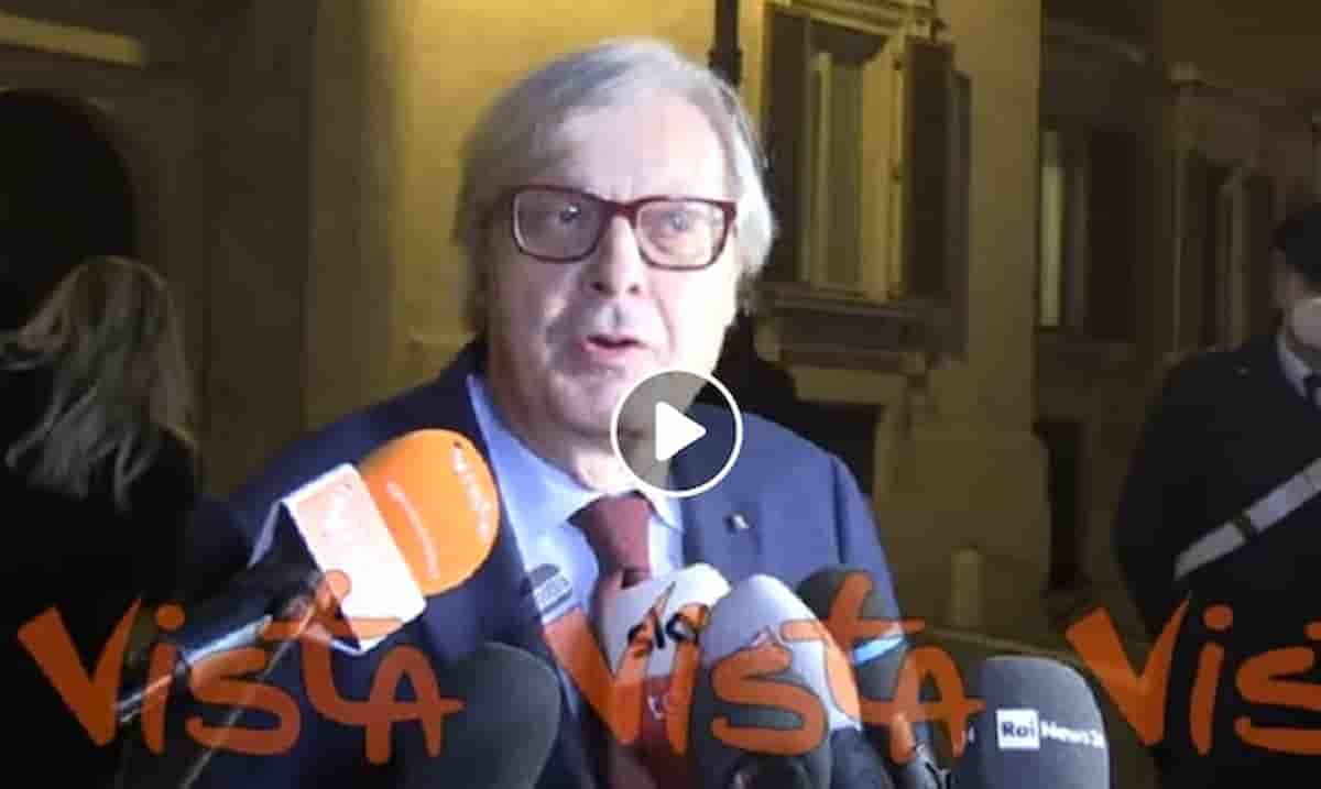 Vittorio Sgarbi, lapsus mentre parla (bene) di Draghi e dice "il presidente Conte" VIDEO