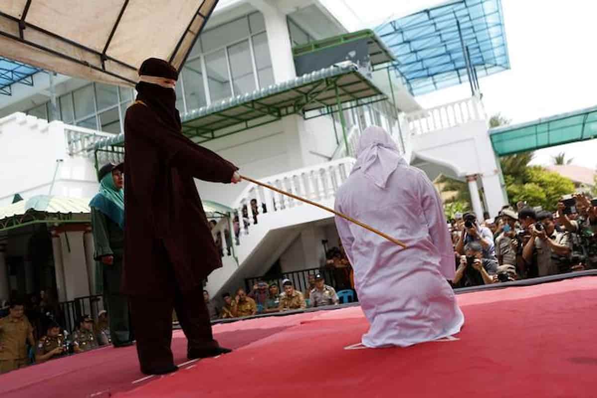 Sharia in Indonesia: due cristiani frustati pubblicamente per aver bevuto alcolici e giocato d'azzardo