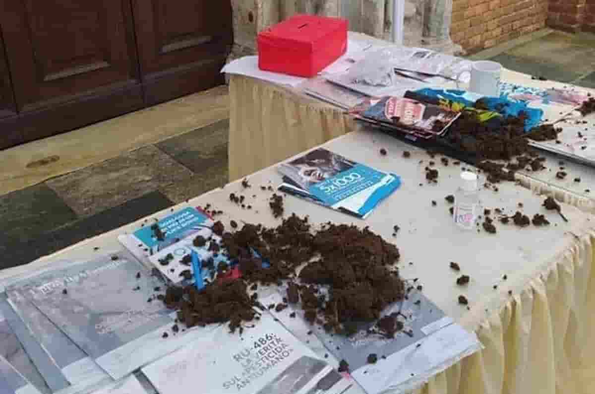 Caravaggio (Bergamo): sterco sui banchetti di Pro Vita & Famiglia FOTO Per loro "avvertimento mafioso"