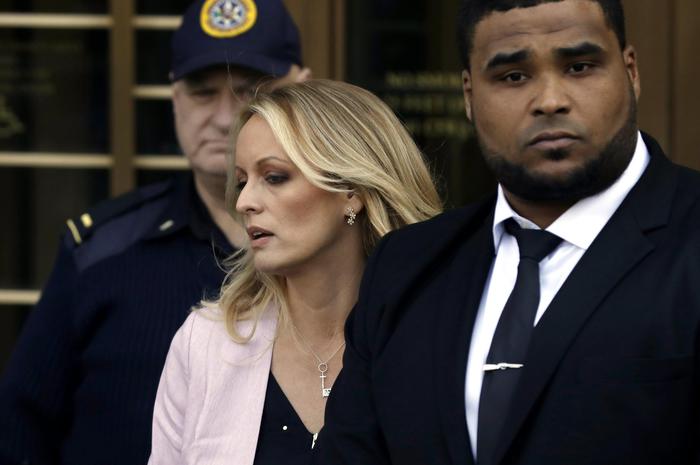 Trump, la pornostar Stormy Daniels torna a parlare: "Con lui i 90 secondi peggiori della mia vita"
