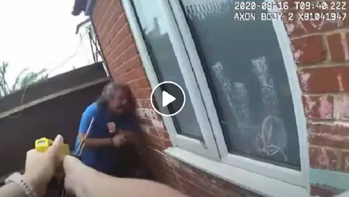 Londra, poliziotta aggredita