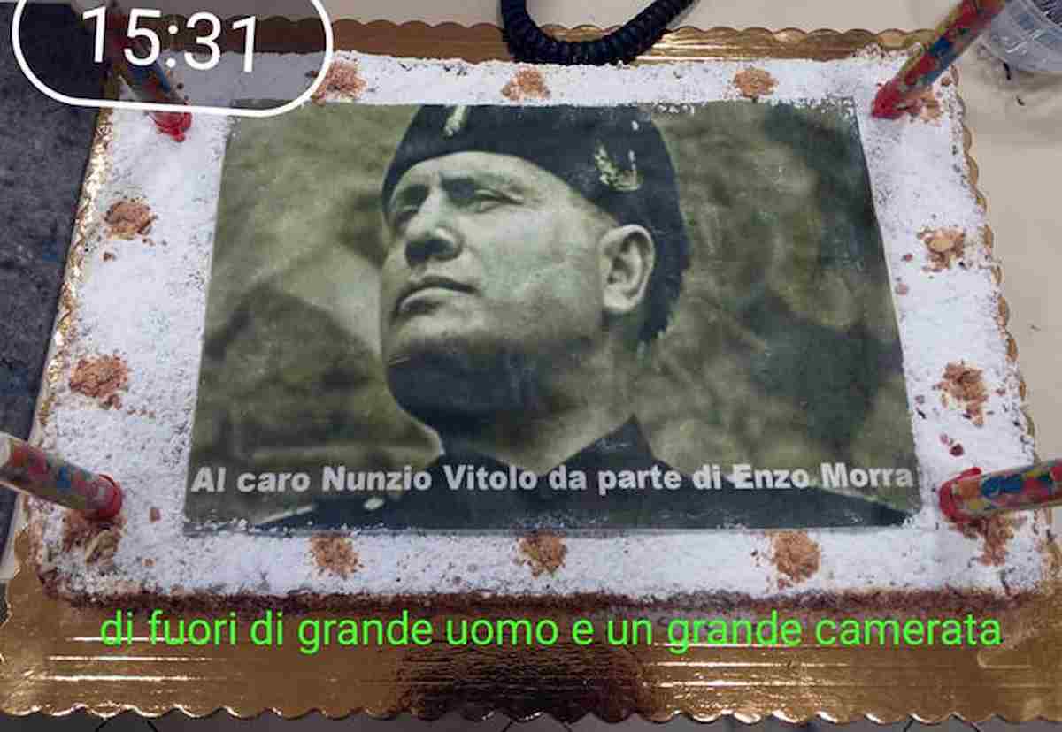 Napoli, torta di Mussolini per la festa di pensionamento in Municipio