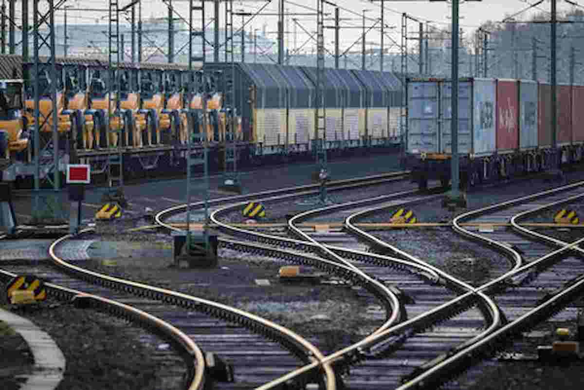 18enne folgorato su treno